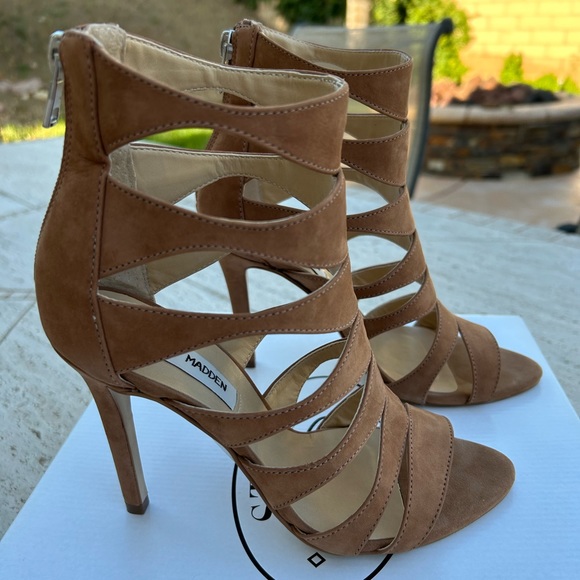 ✨NEW✨Steve Madden NUBUCK LEATHER Tan Cut-Out Heels - Picture 5 of 13